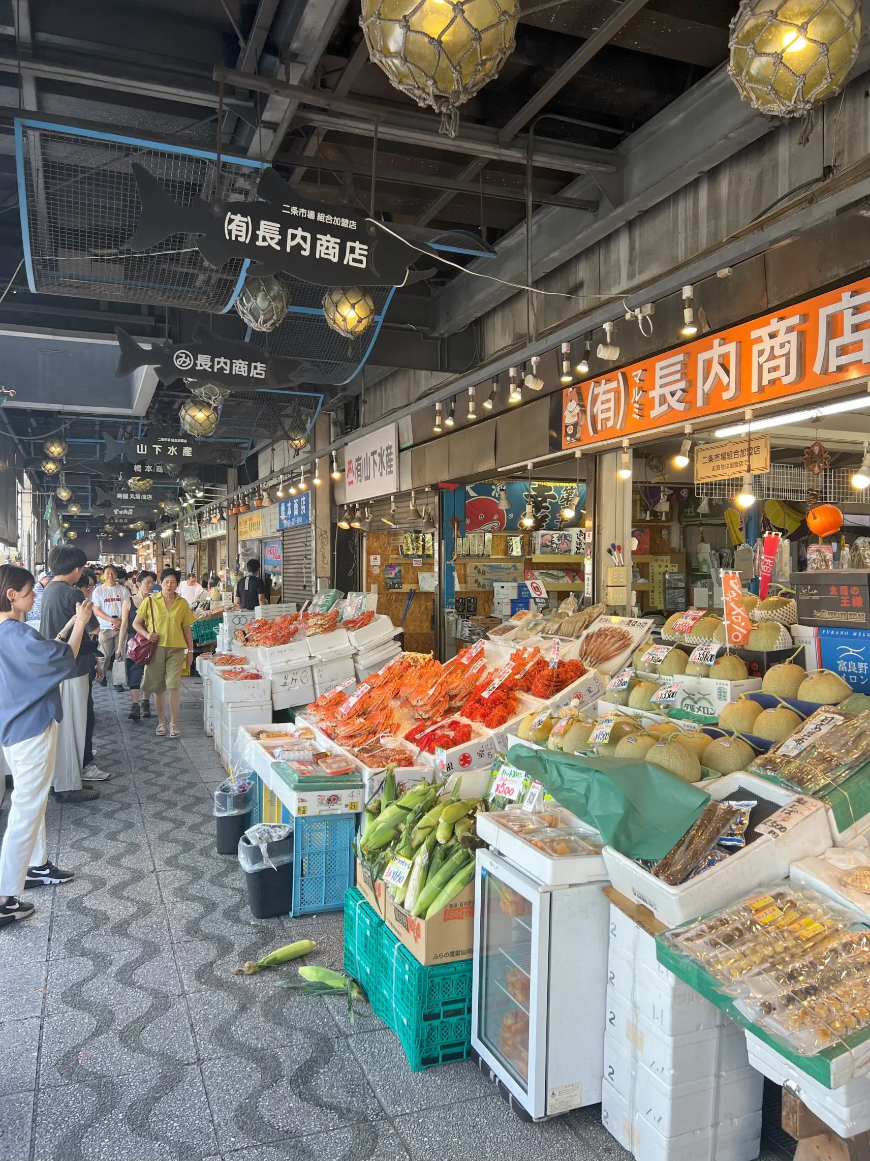 Nijo Market is a popular tourist spot for seafood and agricultural products.